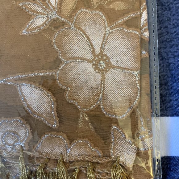 Flower lace tan scarf - Picture 4 of 4